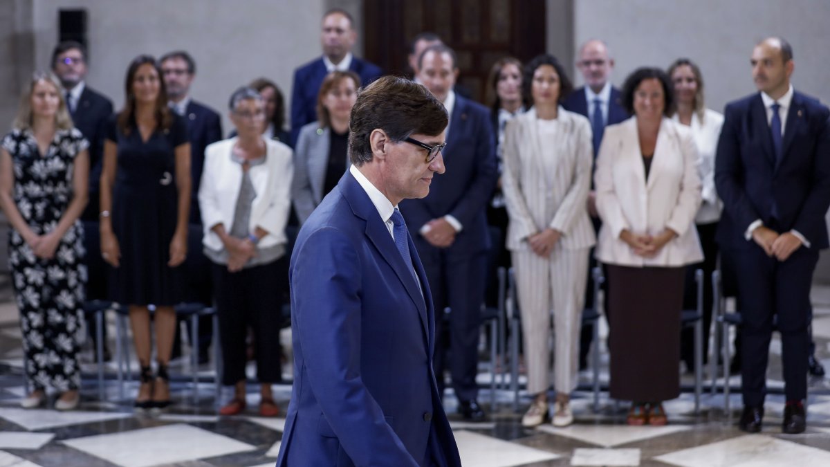 Los 16 consellers del nuevo Govern han prometido este lunes su cargo, en un sobrio acto institucional de toma de posesión, encabezado por el presidente de la Generalitat, Salvador Illa,