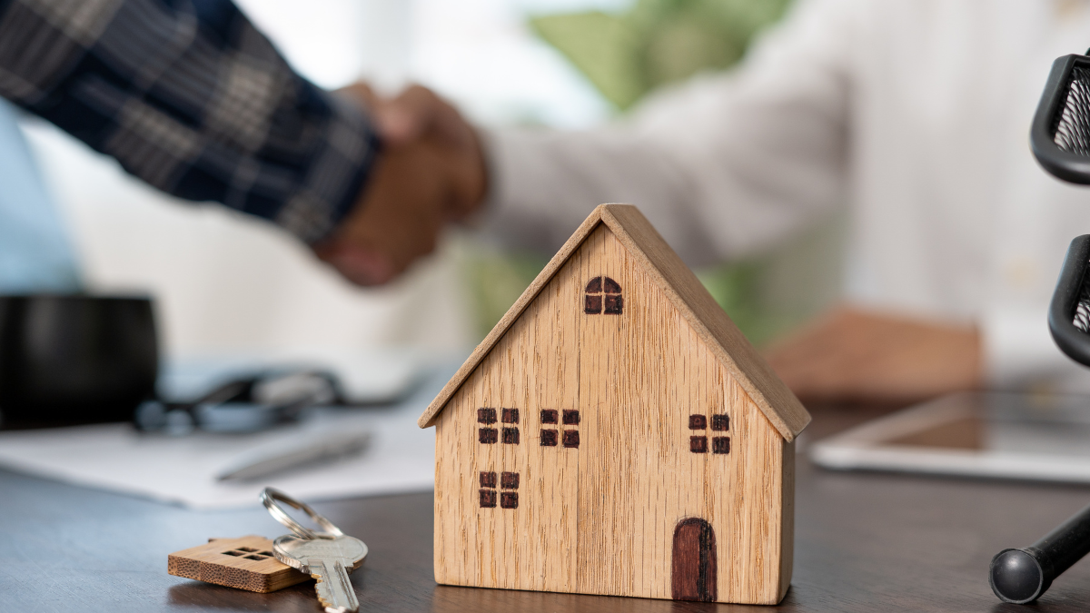 Los postulantes pueden ser ecuatorianos o extranjeros, pero deben residir en Ecuador.