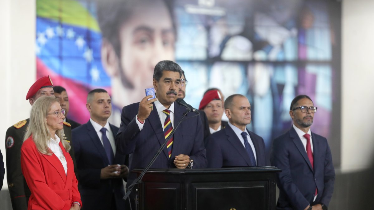 Nicolás Maduro, mientras habla durante una rueda de prensa en el Tribunal Supremo de Justicia, el miércoles 7 de agosto de 2024, en Caracas (Venezuela).