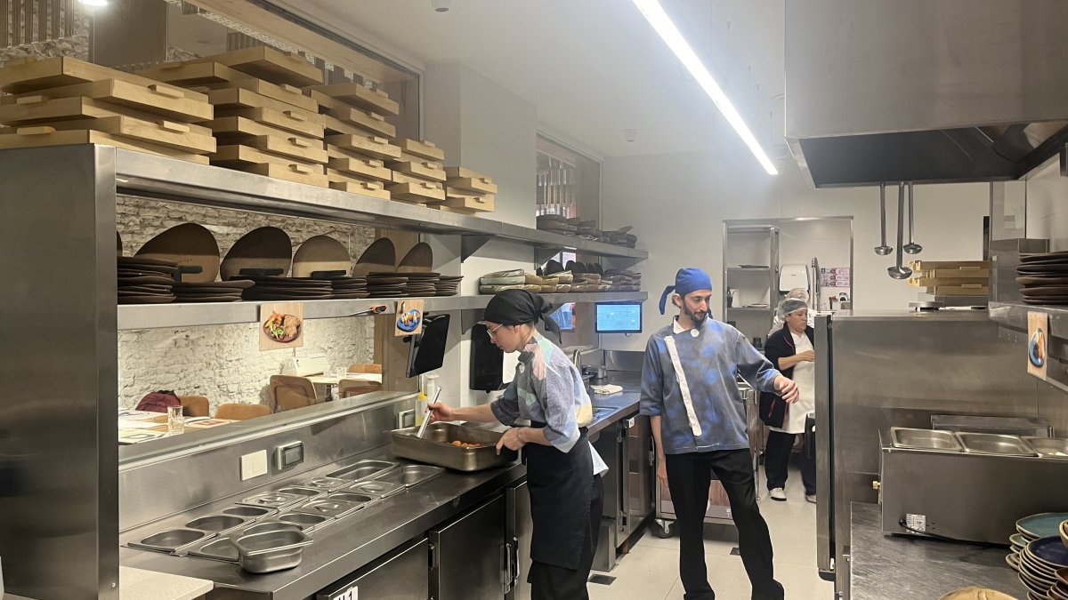 Local.  la cocina del restaurante Alamesa, en Buenos Aires (Argentina), sin cuchillos y sin fuegos. E