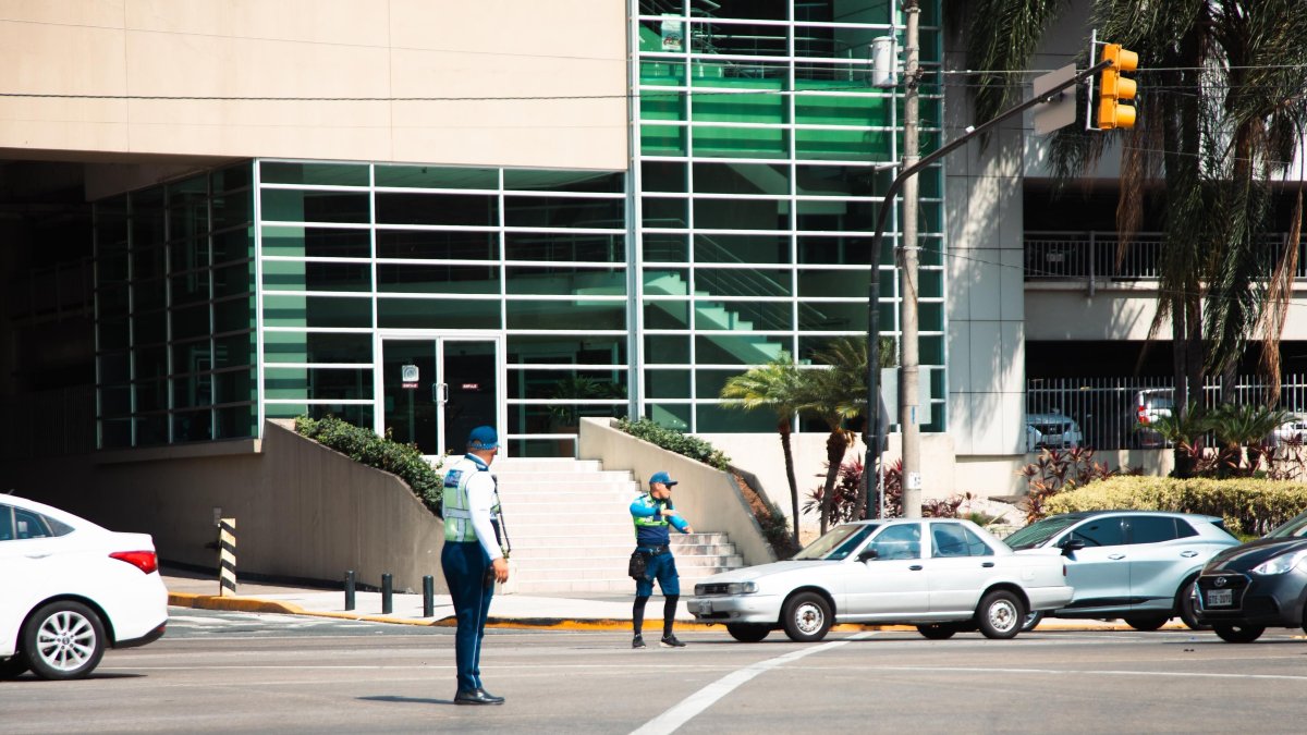 En las calles de la ciudad los semáforos dejaron de funcionar a causa del corte de energía.