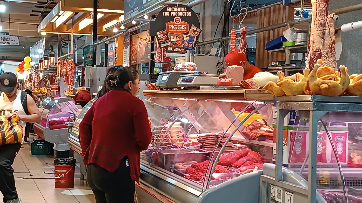 Mercado. En el Diez de Agosto, las familias sienten el alza cuando les toca pagar al menos $ 30 más.