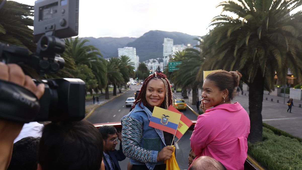 Neisi Dajomes y Angie Palacios recorriendo las calles de Quito.