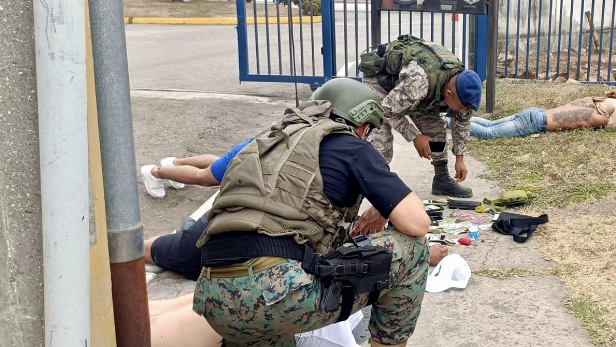 Efectivos militares requisaron a los ciudadanos que ingresaron a la base aérea Simón Bolívar, la tarde del viernes 9 de agosto del 2024.