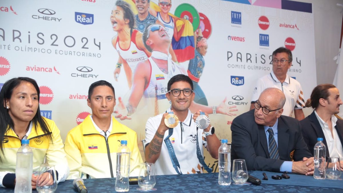 Medallistas olímpicos y Jorge Delgado en rueda de prensa desde Guayaquil.