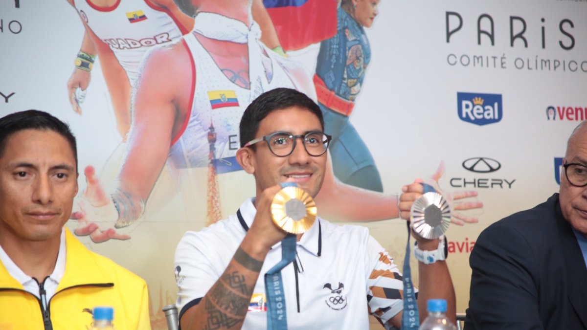 Daniel Pintado muestra sus medallas en rueda de prensa.