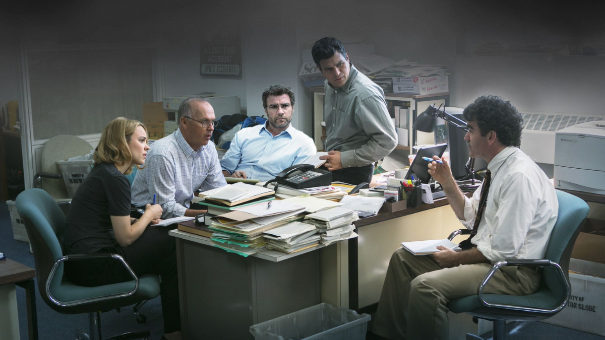 Cuatro periodistas de The Boston Globe indagan sobre el masivo abuso a menores de parte de los sacerdotes en Boston, que fueron protegidos por la curia de Boston.