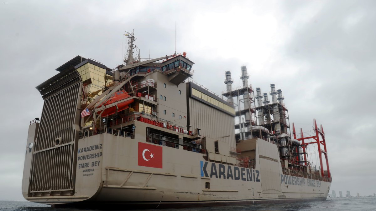 Nave. El barco turco que va a generar energía eléctrica para Guayaquil, en el río Guayas.