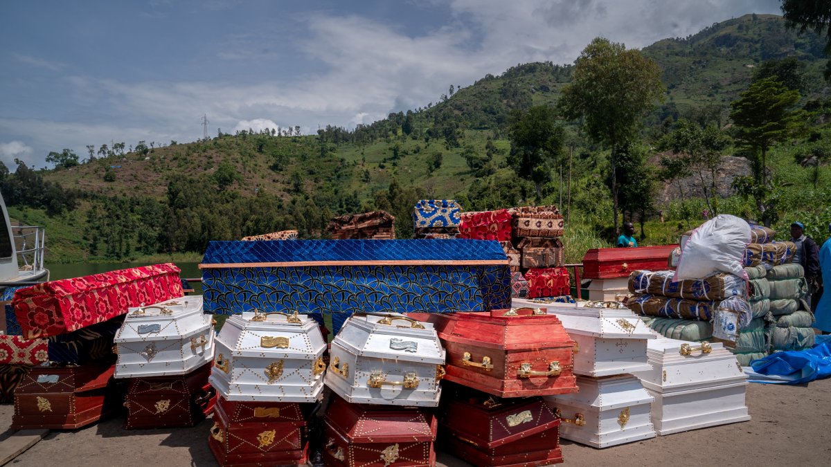 Varios ataúdes con víctimas de las inundaciones en Bushushu, República Democrática del Congo.