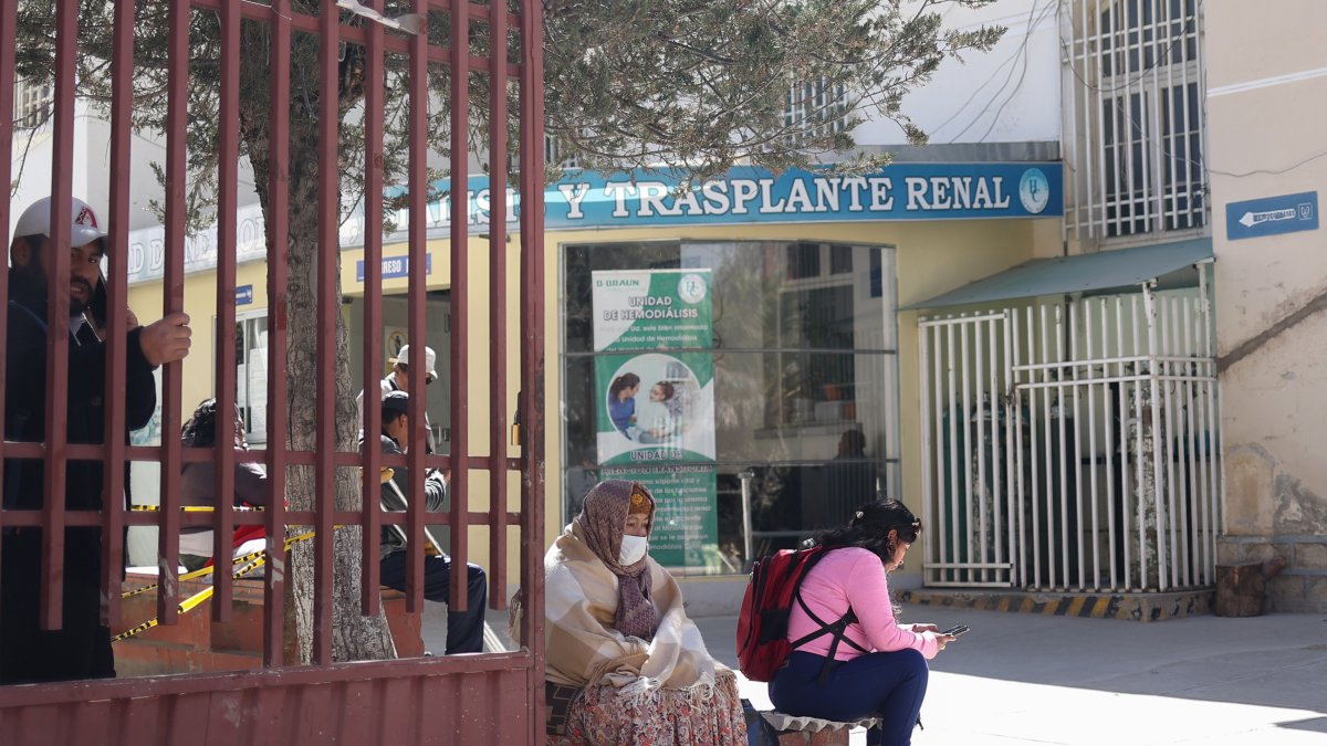 Personas esperando frente a la clínica de radioterapia del Seguro Universal de Bolivia.