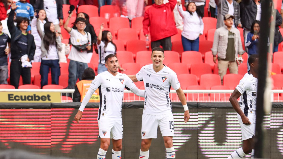 El delantero paraguayo Álex Arce (d) comandará el ataque de los albos.