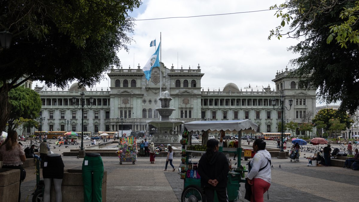 Una panorámica de la Plaza de la Constitución en Ciudad de Guatemala (Guatemala).