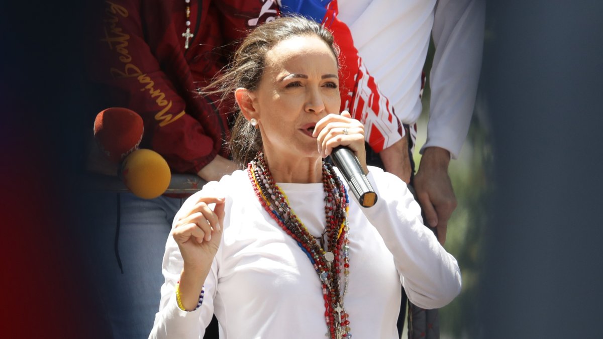 Fotografía del 3 de agosto de 2024 de la líder opositora venezolana María Corina Machado en un acto en Caracas (Venezuela).