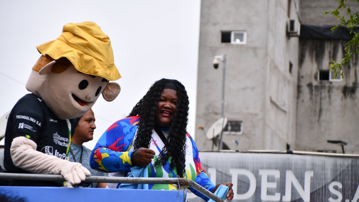Lisseth Ayoví recorrió la Av. 25 de Junio y saludó a cientos de machaleños que la esperaban.
