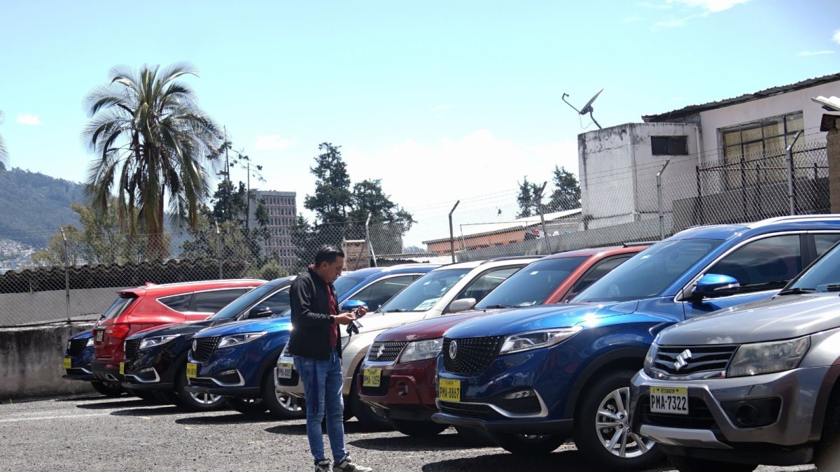 Los autos nuevos estaban estacionados en el parqueadero del teatro Capitol