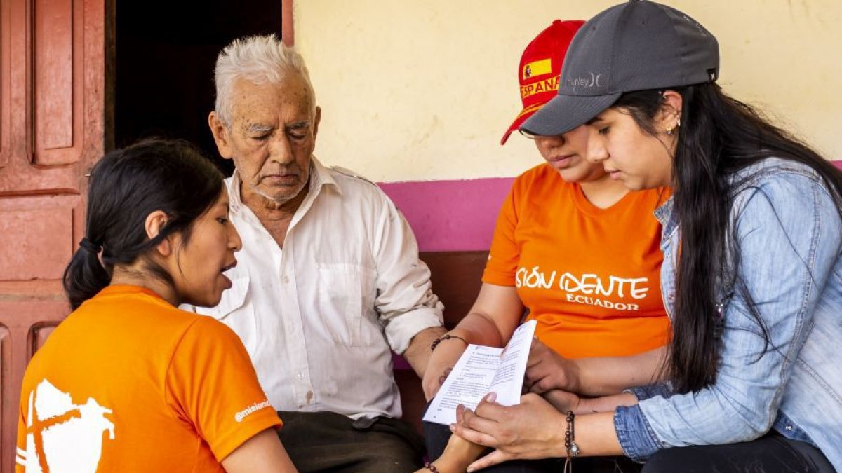 Aporte. Jóvenes se integran a la ayuda social evangelizando a residentes de comunidades.