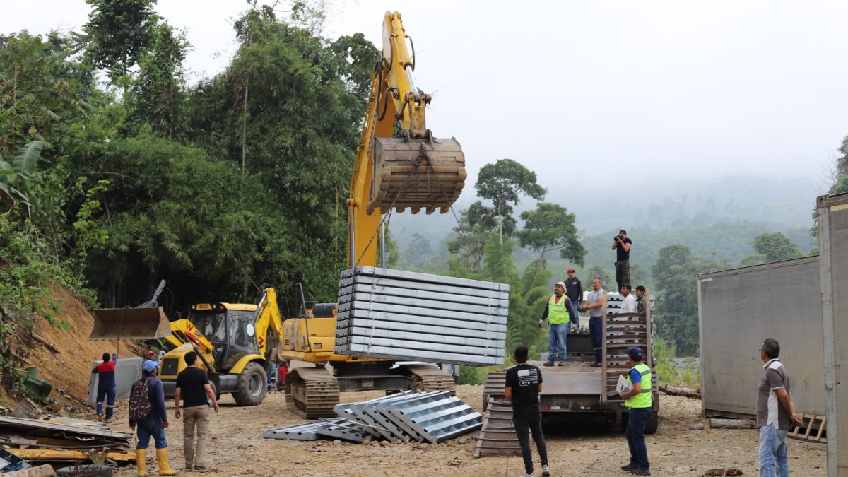 Operarios de la Prefectura de Cotopaxi realizaron tareas de descarga de los soportes y las bases del puente.