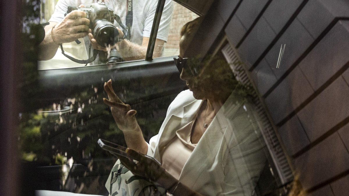 La exprimera dama de Argentina Fabiola Yáñez en el interior de un vehículo tras declarar desde Madrid.