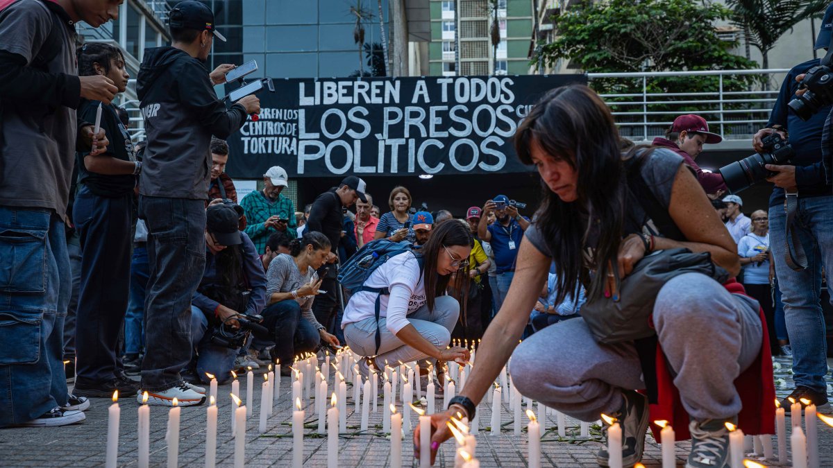 Caracas. Varias personas encienden velas en una vigilia nacional por los presos políticos.
