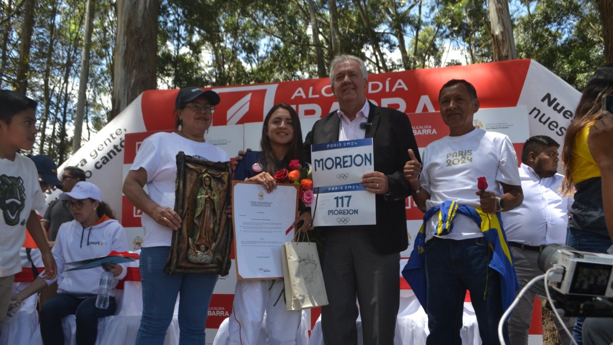 Glenda Morejón junto a sus padres, Luis Morejón y Carmen Quiñónez (de blanco), durante el acto de agasajo organizado por el alcalde de Ibarra, Álvaro Castillo.