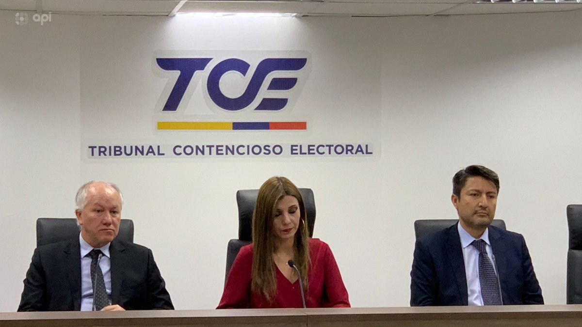 Autoridades. La jueza Ivonne Coloma (centro) es quien ahora preside el Tribunal Contencioso Electoral.