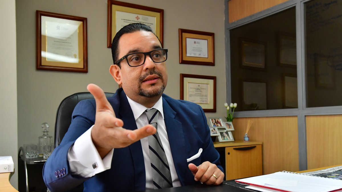 El abogado Carlos Luis Sánchez Gaete atendió a un equipo de EXPRESO.