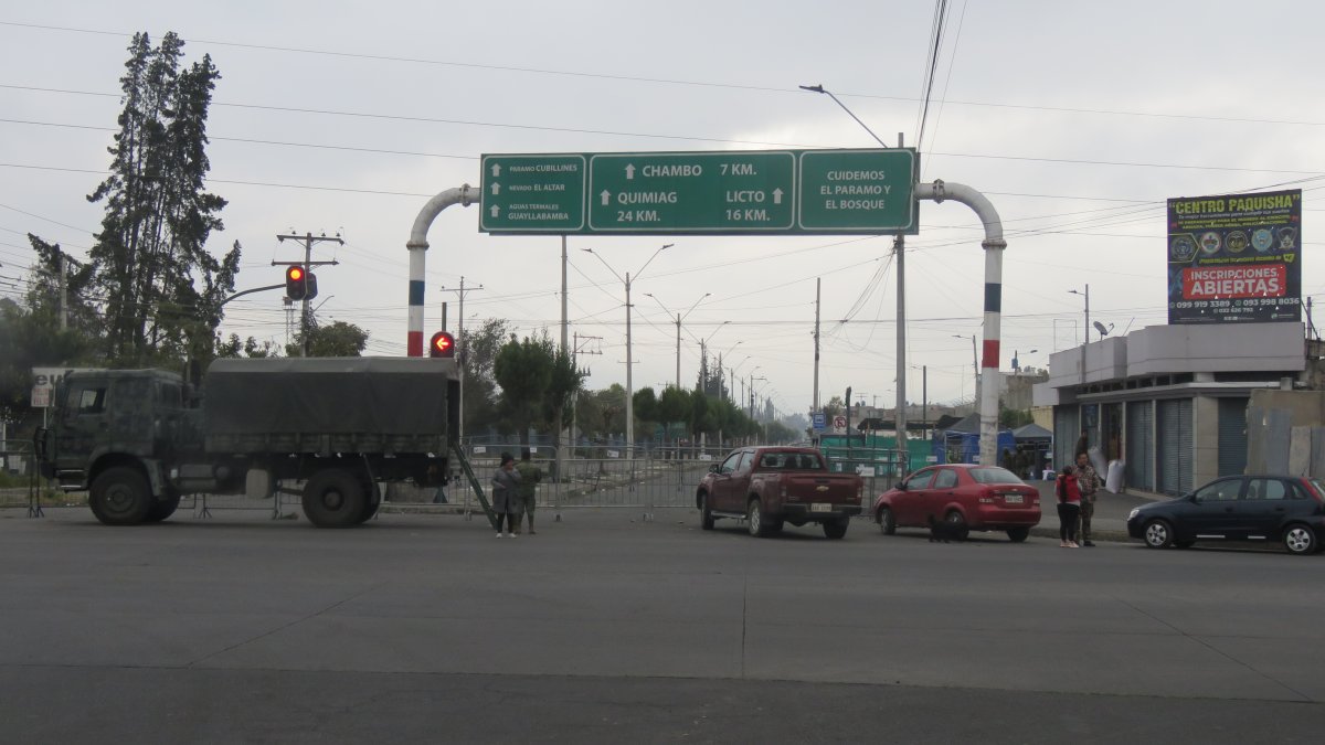 Ese es el cerco de seguridad levantado en la avenida Leopoldo Freire, cerca de la cárcel de Riobamba, desde hace ya varios meses.