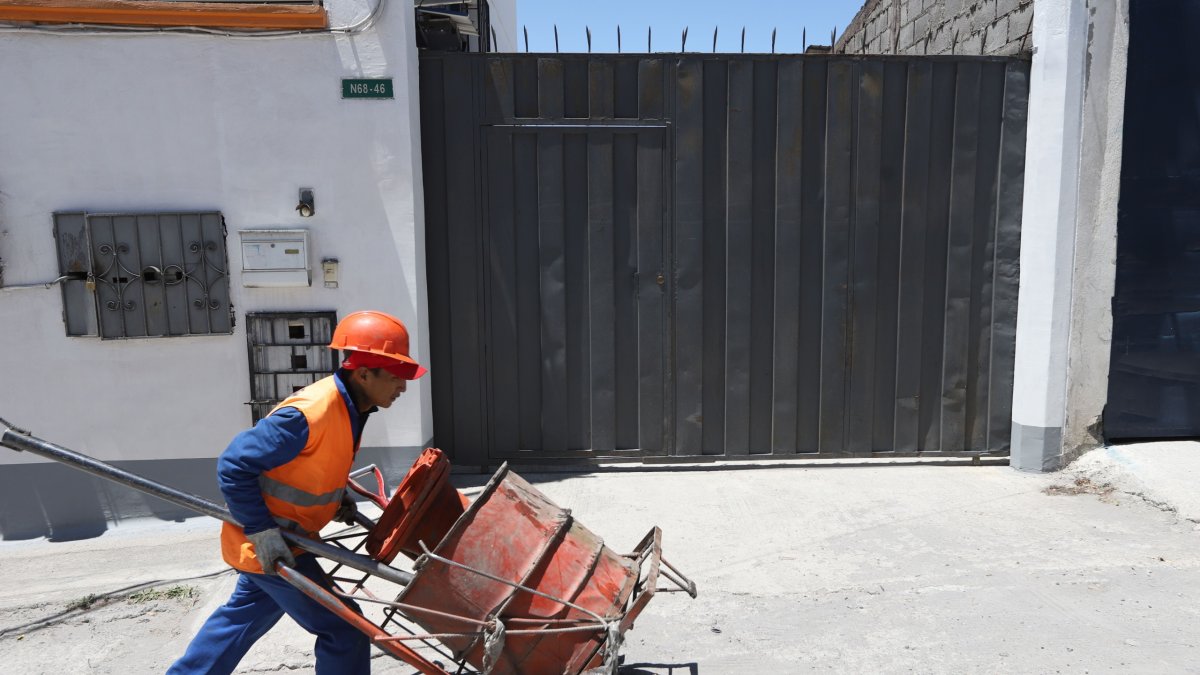 Quito. En este portón, en el sector del Comité del Pueblo, está registrada la empresa Métricas-Web S.A.S.