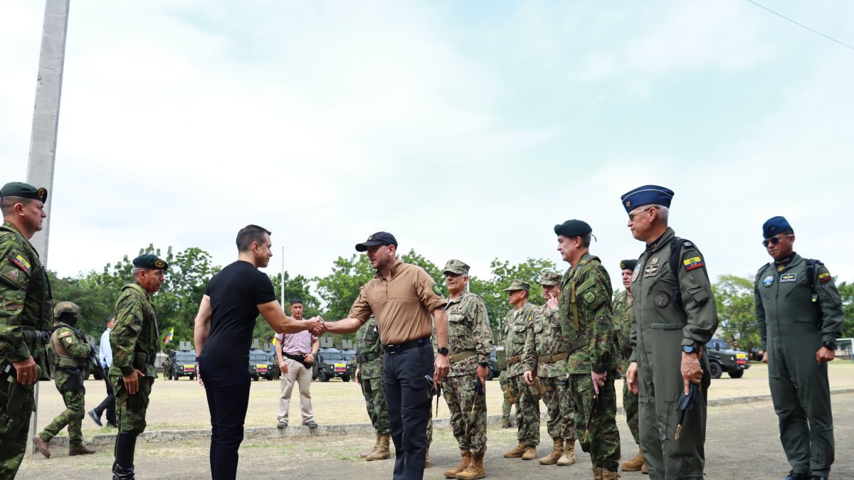 El presidente de la República, Daniel Noboa, junto al ministro de Defensa, Giancarlo Loffredo.