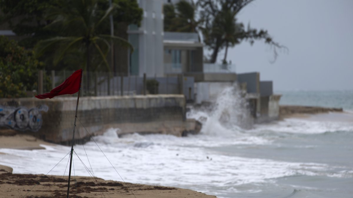 Una bandera y los fuertes vientos en la Playa de Ocean Park,