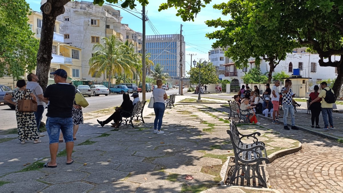 Personas que esperan para ser atendidas por personal de la embajada de los Estados Unidos en La Habana.