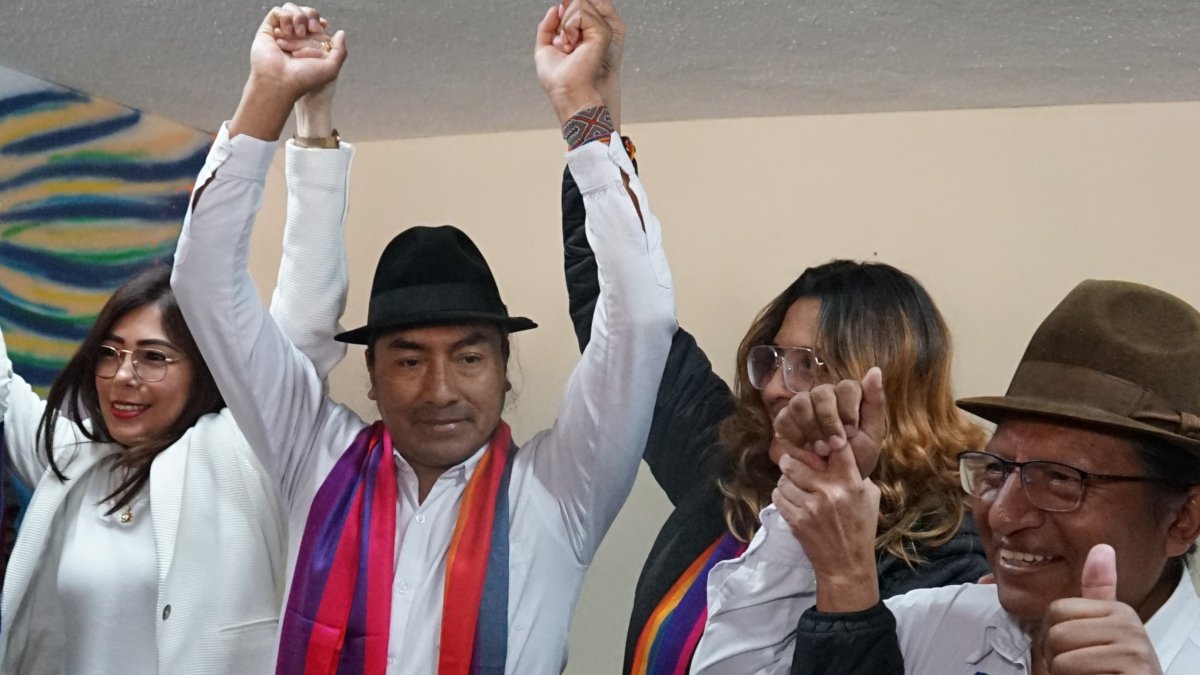 Leonidas Iza y Katiuska Molina (i) serán los candidatos del binomio presidencial de Pachakutik.