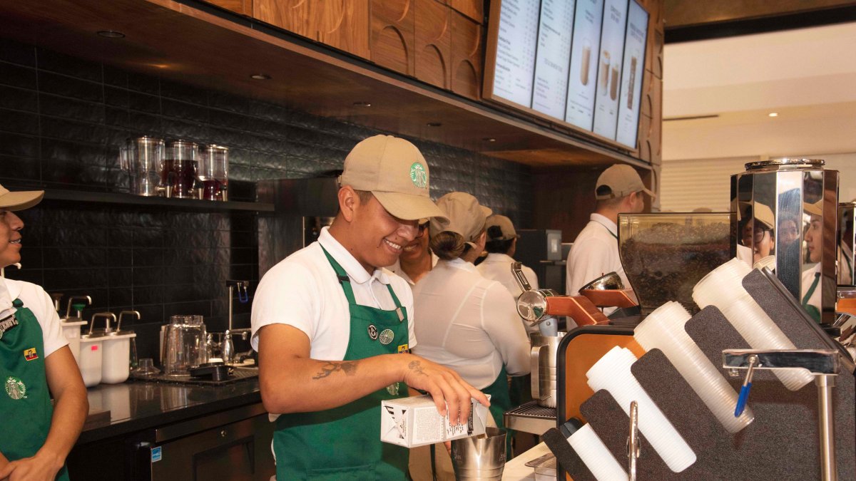 La cadena de cafeterías Starbucks realizó la preapertura de su primer local en Ecuador este 14 de agosto de 2024.