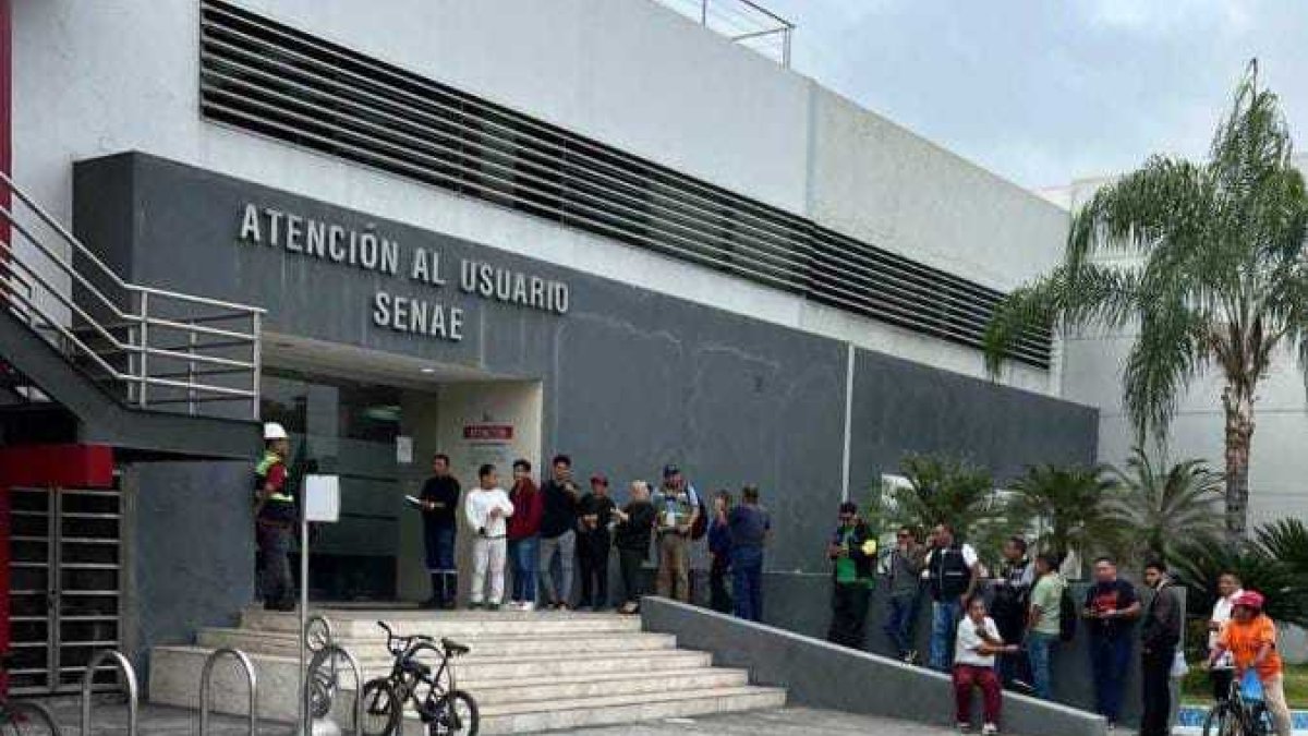 Trámite.- Los agentes de aduana muestran con una foto la larga fila que hay en el servicio al cliente en la oficina de Senae de Guayaquil.