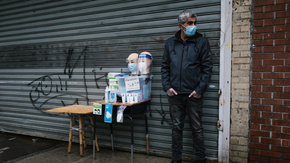 Un ciudadano neoyorquino vendiendo mascarillas y tapabocas.
