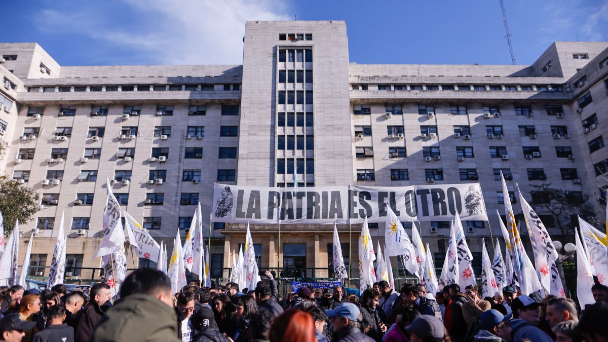 Simpatizantes de la expresidenta de Argentina, Cristina Fernández (2007-2015), se reúnen frente al juzgado.