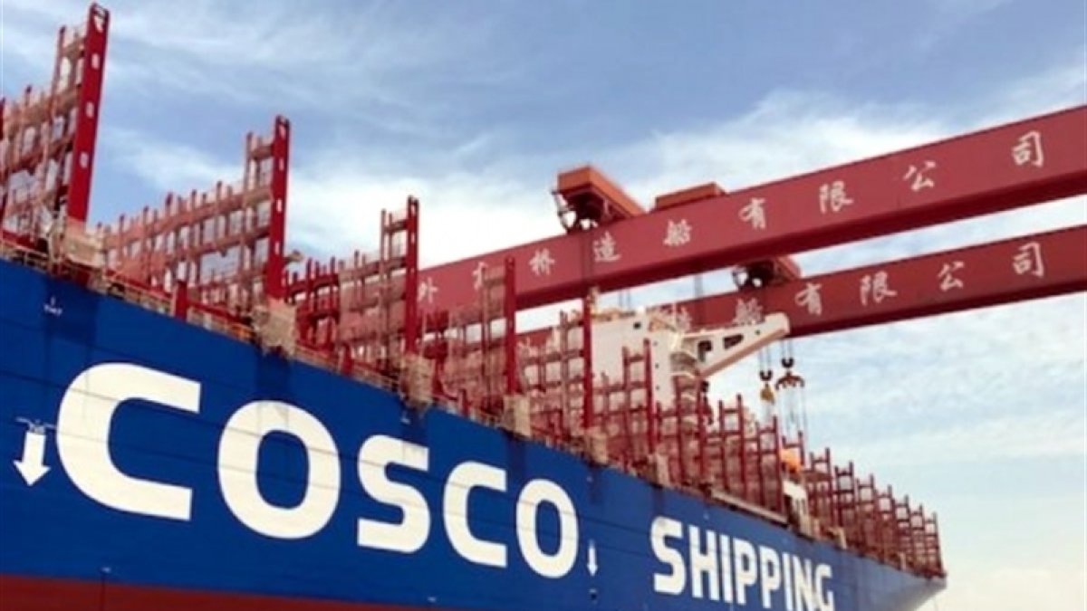 Cosco es una compañía estatal del gobierno de la República Popular China, propietaria de 1413 buques que llegan a más de 100 puertos del mundo.