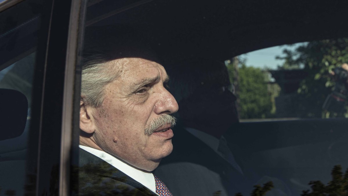 El expresidente Alberto Fernández visitando al ex presidente de Uruguay José Mujica en Montevideo.