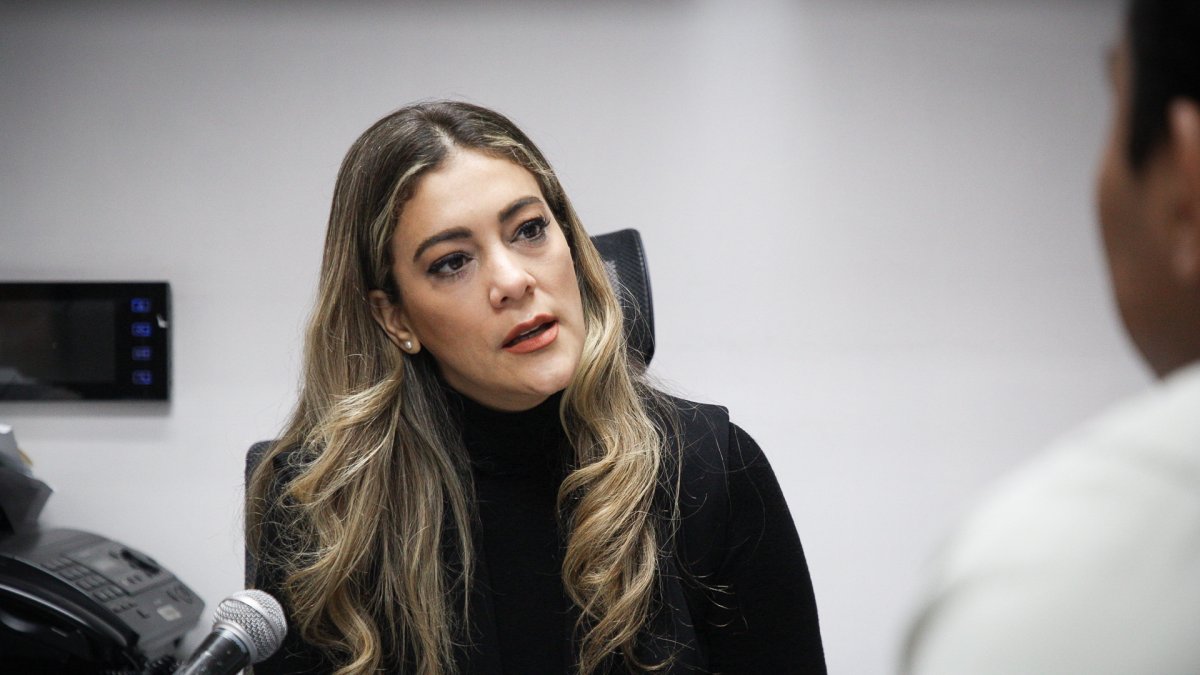 La funcionaria mientras dialoga con EXPRESO