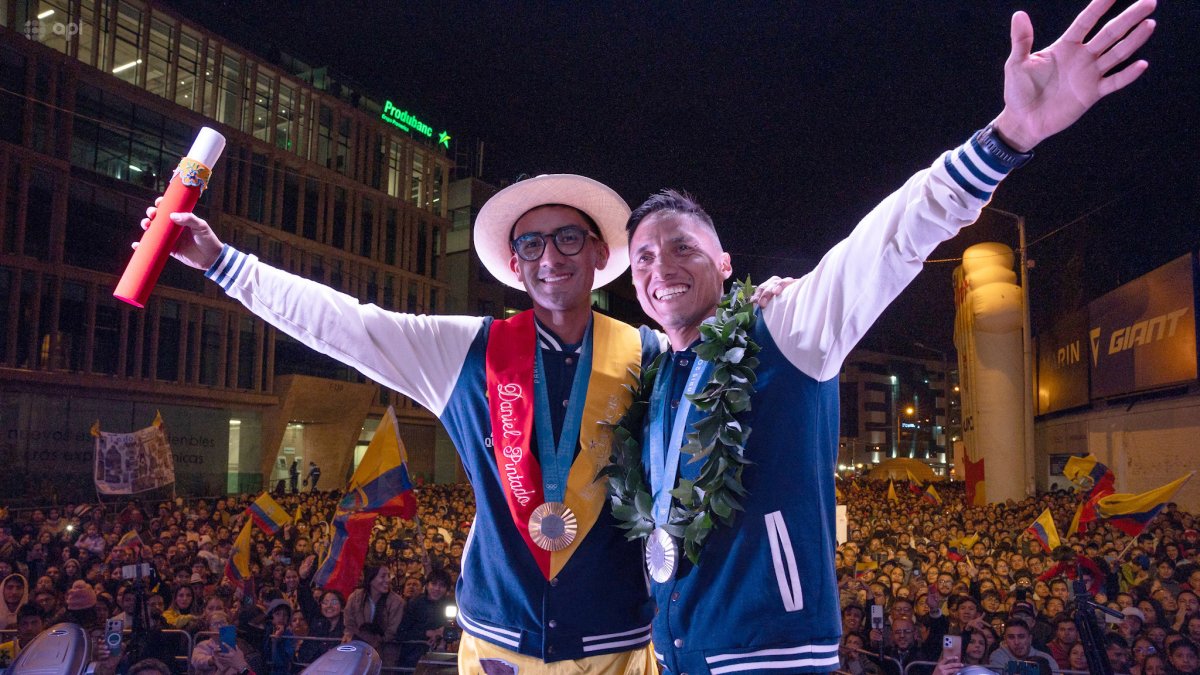 La alcaldía designó al medallista Daniel Pintado (i) como  Embajador de Cuenca. En la foto, junto a su entrenador, el también cuencano Andrés Chocho.