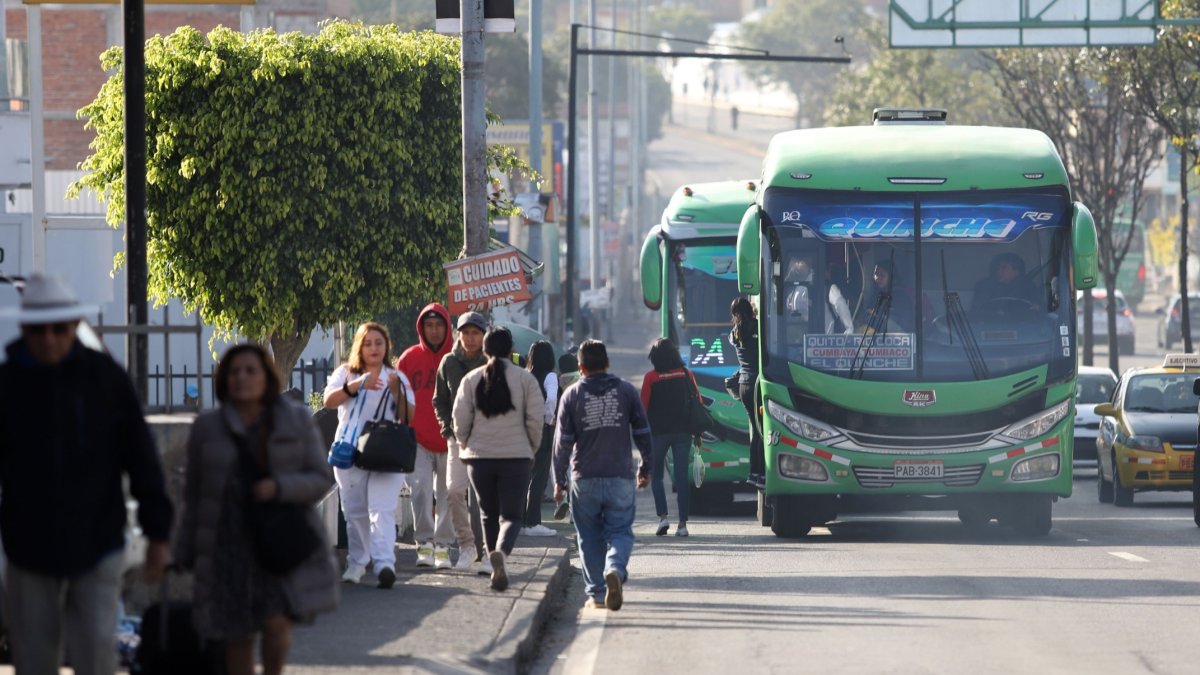 En horas pico los buses que circulan en Tumbaco se desbordan y los pasajeros van colgados de las puertas, lo que es un riesgo.