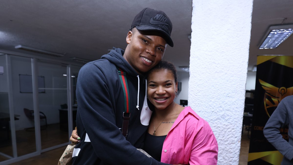 Angie Palacios con su esposo, Bryan de Jesús, tras su llegada de los Juegos Olímpicos de París donde consiguió medalla de plata.