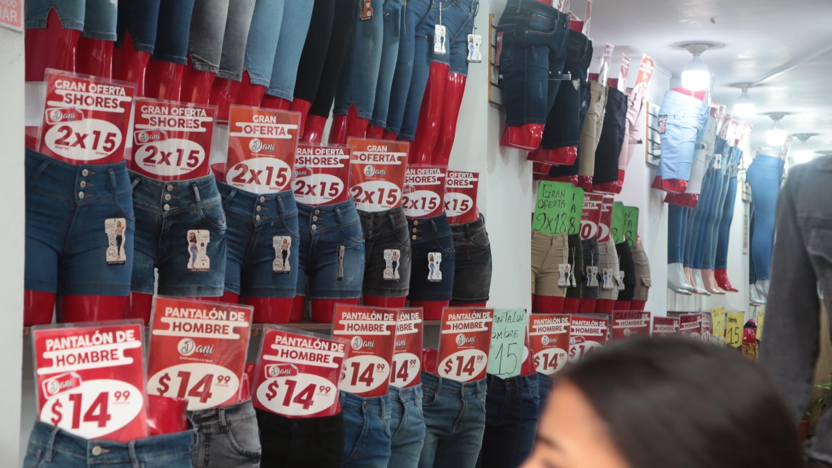 Precios. Prendas tan baratas que ni los clientes lo pueden creer. ¿Cómo logran costos bajos? La autoridad investiga si es contrabando técnico.