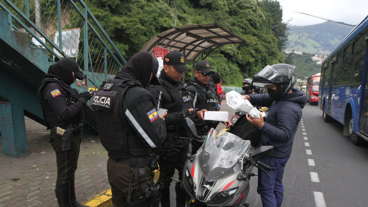Los policías realizan los patrullajes en vehículos y a pie.