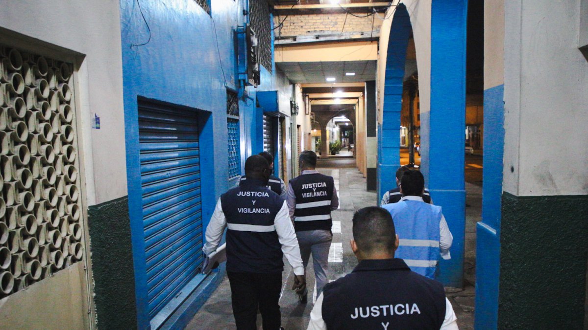 Hecho. Funcionarios de la Dirección de Justicia y Vigilancia clausuraron los locales.