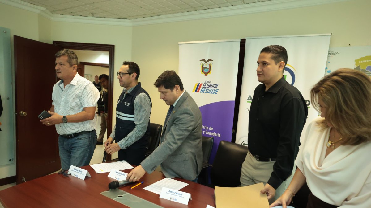 Autoridades. Danilo Palacios, ministro de Agricultura y Ganadería y Patricio Almeida, director ejecutivo de Agrocalidad.