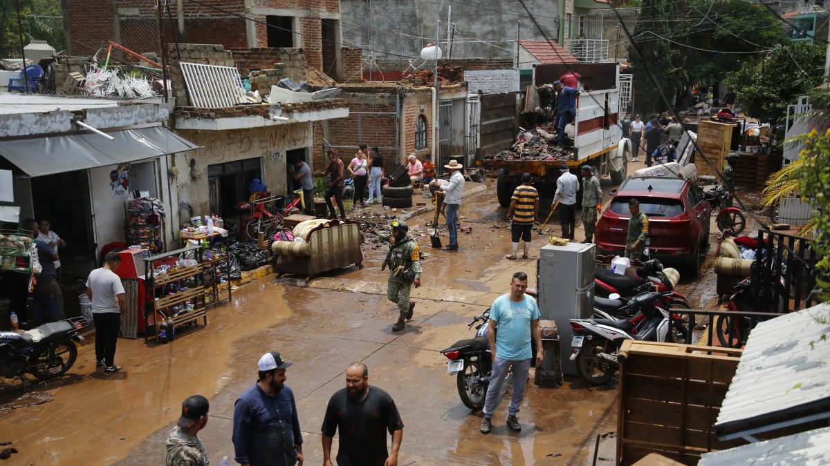 Personas afectadas por las fuertes lluvias rescatan sus pertenencias éste miércoles, en la ciudad de Zapotlanejo, Jalisco (México).