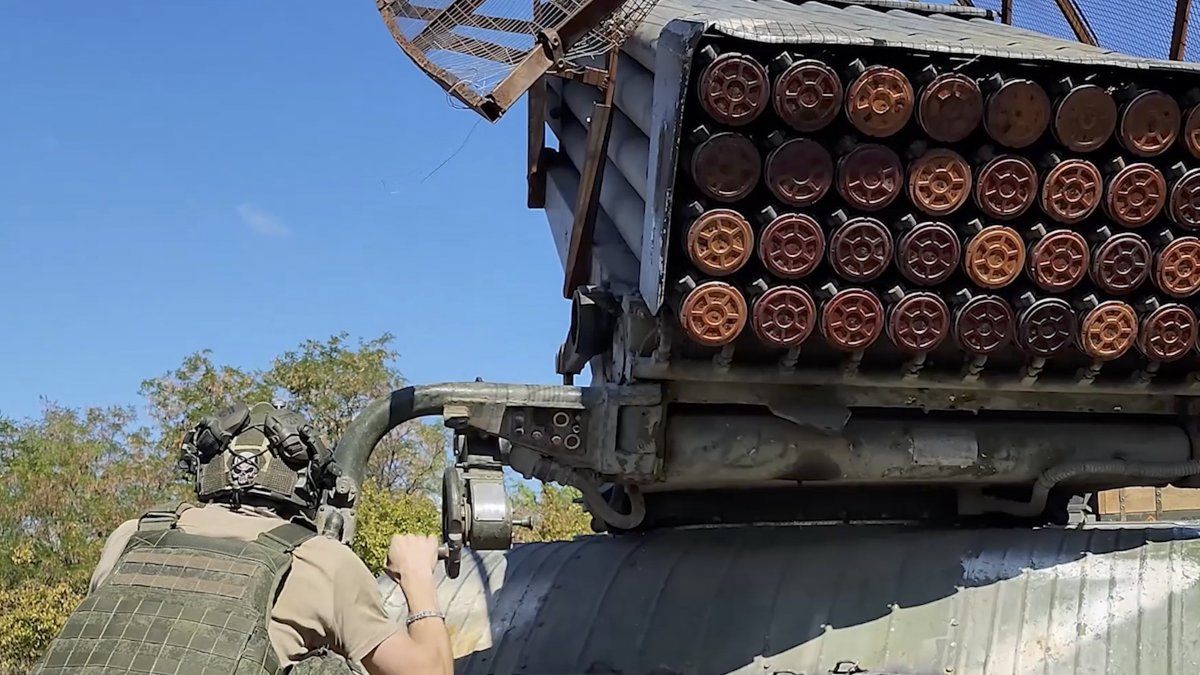 Un militar ruso preparándose para disparar un lanzacohetes múltiple autopropulsado ruso BM-21 hacia posiciones ucranianas en un lugar no revelado.