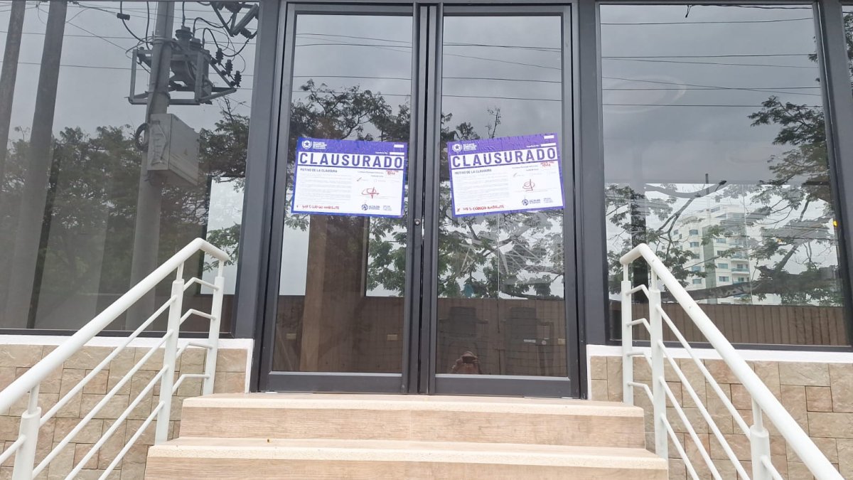 Los sellos de clausuran se observan en la puerta de ingreso al terreno