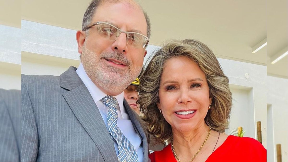 Luisa Delgadillo junto a Henry Kronfle.